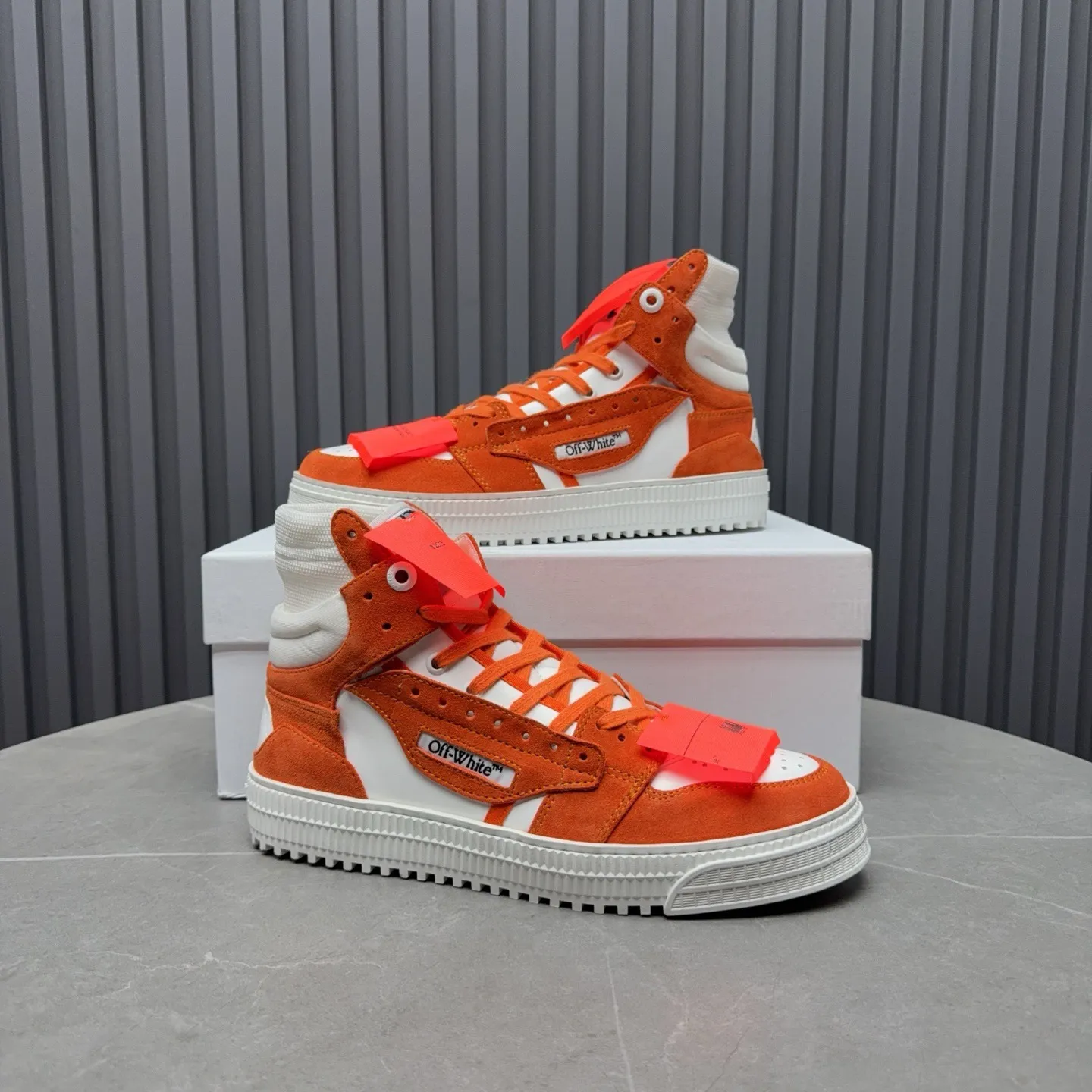 Men's shoes💰740 OFF WHITE ⚡️Couple style⚡️The latest spring style street casual shoes, released with the highest quality version on the market👊Series original mold opening, original lasting, production technology 1:1 original version➰🔜The best choice for more and more celebrities and Internet celebrities🔸In the classics Changes in the code🔸Innovate in the trend🔸Strive to break away from the shackles of bad street design🔝Although he is not the originator of fashion design, he is definitely a shining dark horse in avant-garde design🐴🆙Do not follow the trend🔅Not universal beauty🔅 Fabric💯First-layer cowhide Lining💯Imported skin-friendly and environmentally friendly polyester mesh Foot pads💯Original molded high-elastic environmentally friendly molding pads Midsole💯Made with original last-last technology Outsole💯Rubber outsole Packaging💯Official website synchronizes full set of packaging (brand wrapping paper, brand certificate, brand cloth bag) Code numbers 35-44, 45 46 Customized